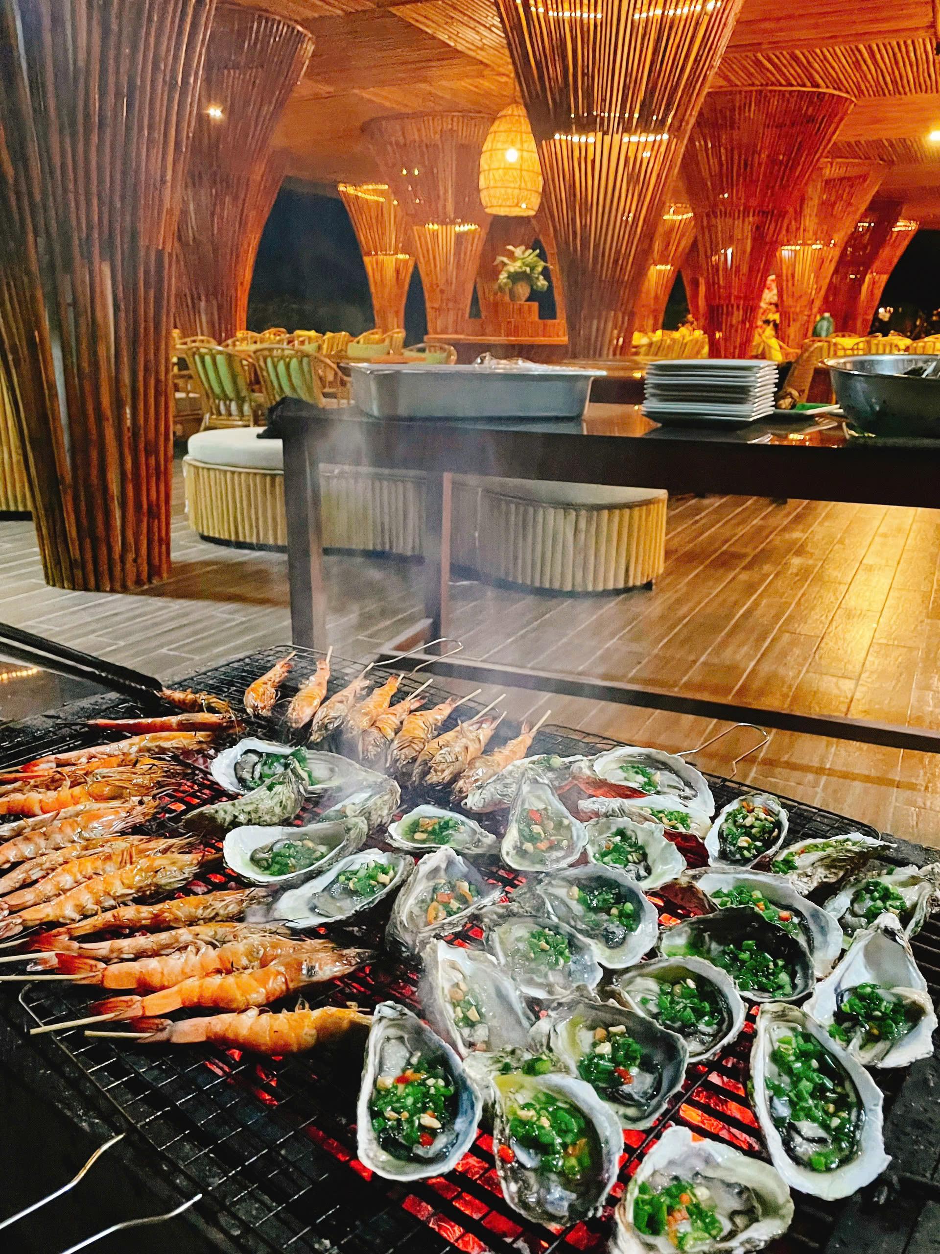 Thực đơn tiệc tối hấp dẫn gồm: