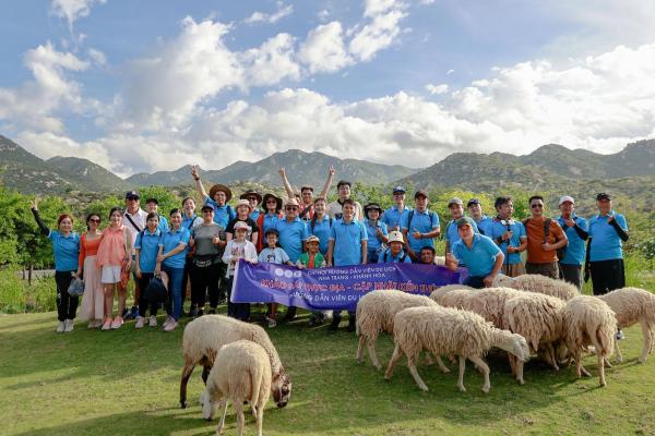 Tour khám phá Ninh Thuận, kết hợp giữa cảnh quan thiên nhiên hùng vĩ và các điểm tham quan văn hóa độc đáo.