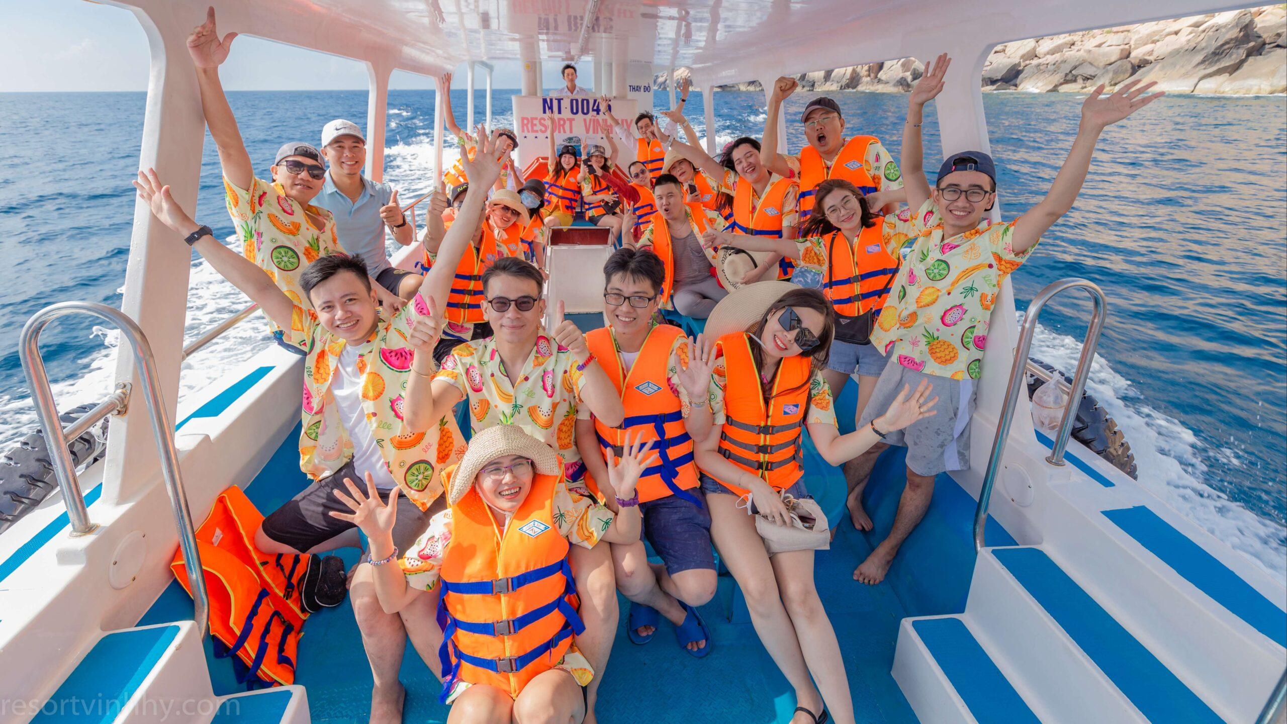 dich-vu-tau-day-kinh-tham-quan-vinh-hy-ninh-thuan_2-scaled