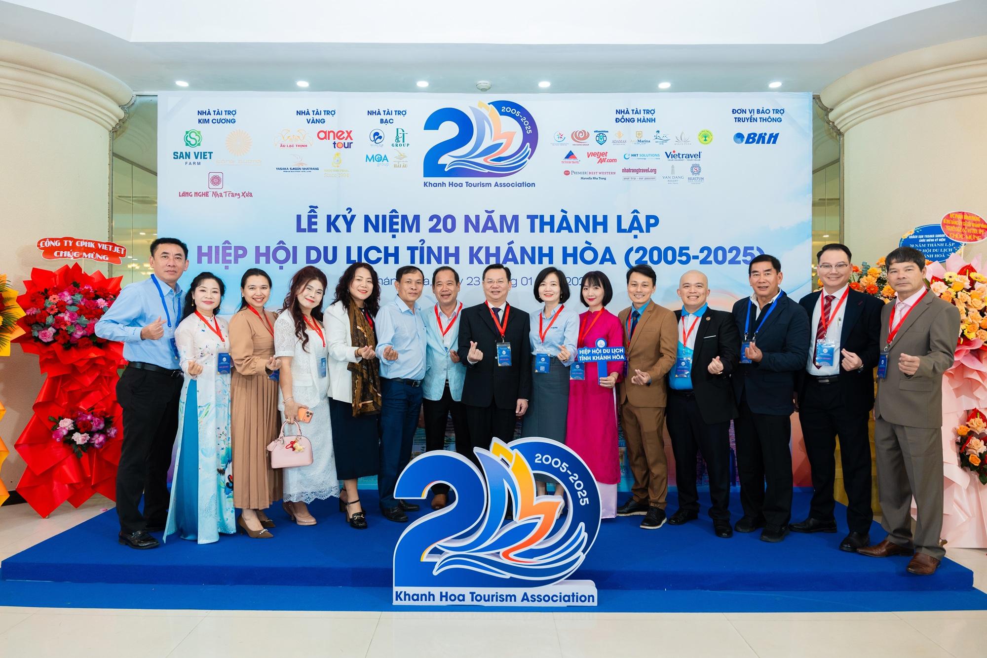 Ông Lê Kim Nhựt nhận Bằng khen của Uỷ ban nhân dân tỉnh Khánh Hòa